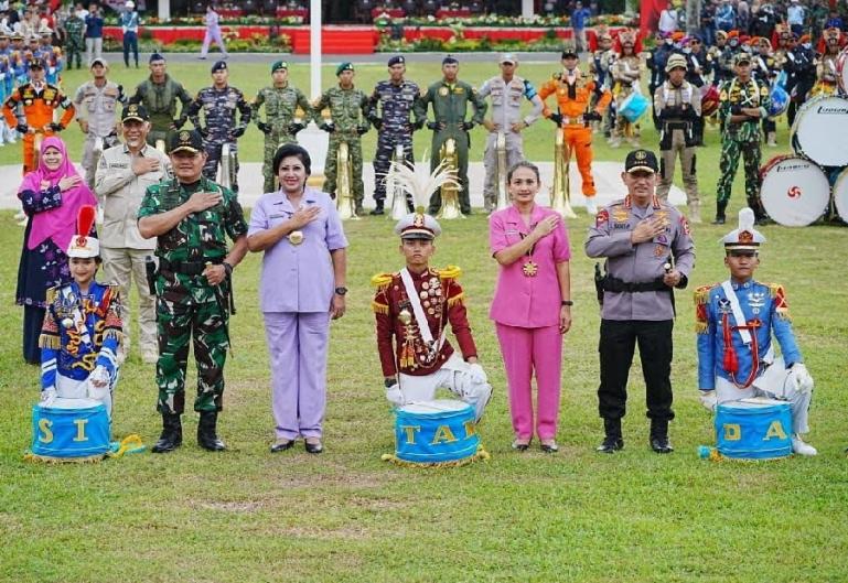 Kapolri Jenderal Listyo Sigit Prabowo bersama Panglima TNI Laksamana Yudo bersama peserta Latsitarda Nusantara ke-43 tahun 2023 di Padang, Jumat (19/5). (Dok : Istimewa)