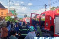 Jejeran mobil Damkar yang diterjunkan memadamkan api di Jalan Payakumbuh IV Siteba Padang, Kamis siang (25/5). (Foto : Arzil)