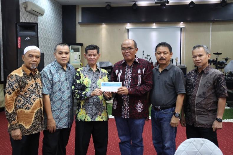 Ketua DPRD Sumbar, Supardi didampingi Kabag Persidangan dan Perundang-Undangan, Zardi Syahrir, bersama Ketua dan pengurus PWI Sumbar, di rumah dinas ketua DPRD, Sabtu siang (6/5). (Dok : Istimewa)