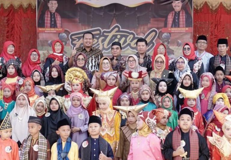 Sekko Yota Balad bersama penyelenggara festival malingka carano jo arai pinang di Kota Pariaman, Kamis (25/5). (Dok : Istimewa)