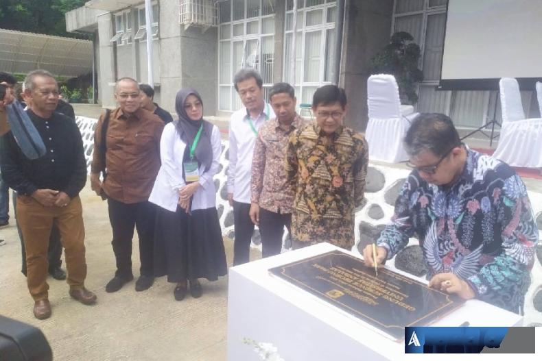 Rektor Unand Prof Dr Yuliandri SH MH menandatangani prasasti pertanda diresmikannya Science Techno Park Unand, Jumat (19/5). (Foto : Fajril)