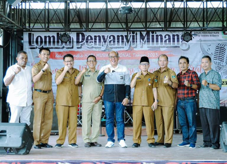 Ketua DPRD Supardi dan Kepala Dinas Kebudayaan Sumbar, Syaifullah saat membuka lomba penyanyi Minang di di Agamjua Cafe, Kota Payakumbuh, Selasa sore (30/5). (Dok : Istimewa)