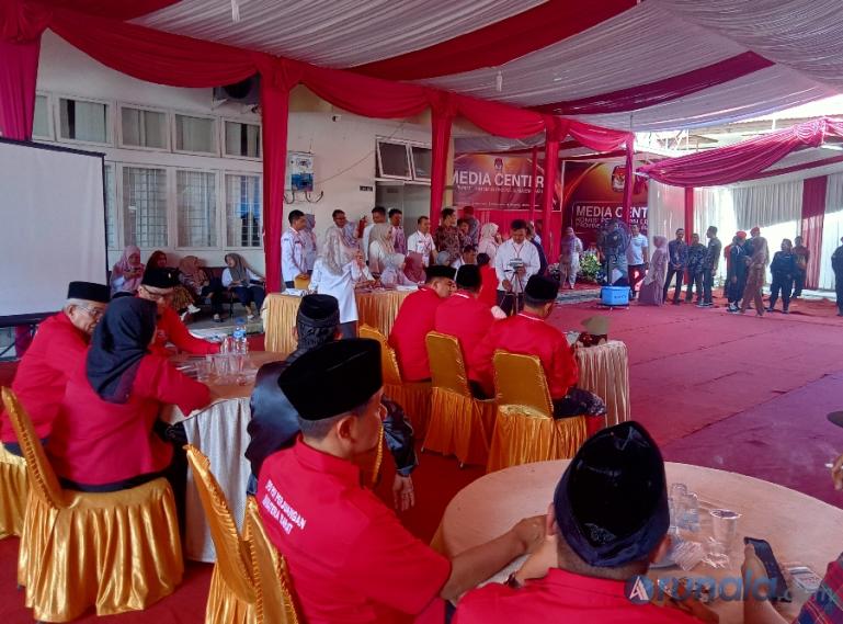 Suasana KPU Sumbar saat melayani pendaftaran dari DPD PDIP Sumbar di tenda yang sediakan disiapkan KPU untuk tim pendamping peserta pemilu yang akan mendaftar, Kamis (11/5). (Foto : Arzil)