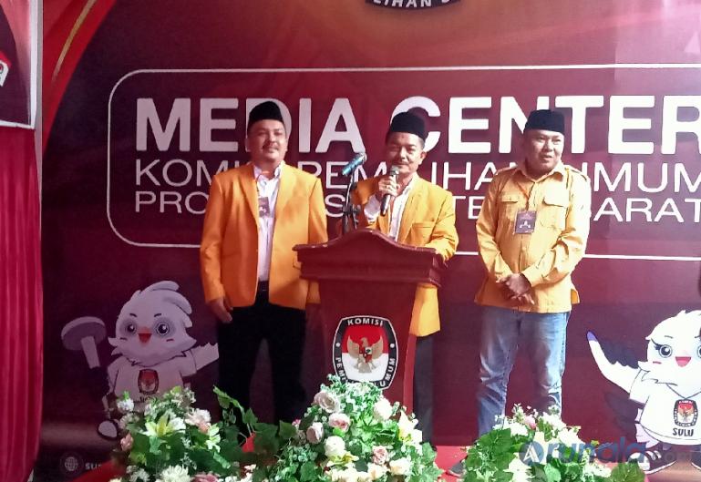 Ketua DPD Hanura Sumbar, Zalfadri didampingi Sekretaris Sondri Dt Kayo, serta Ketua Bapilu Febri Naldi, beri keterangan kepada wartawan di KPU Sumbar, Jumat sore (12/5). (Foto : Arzil)