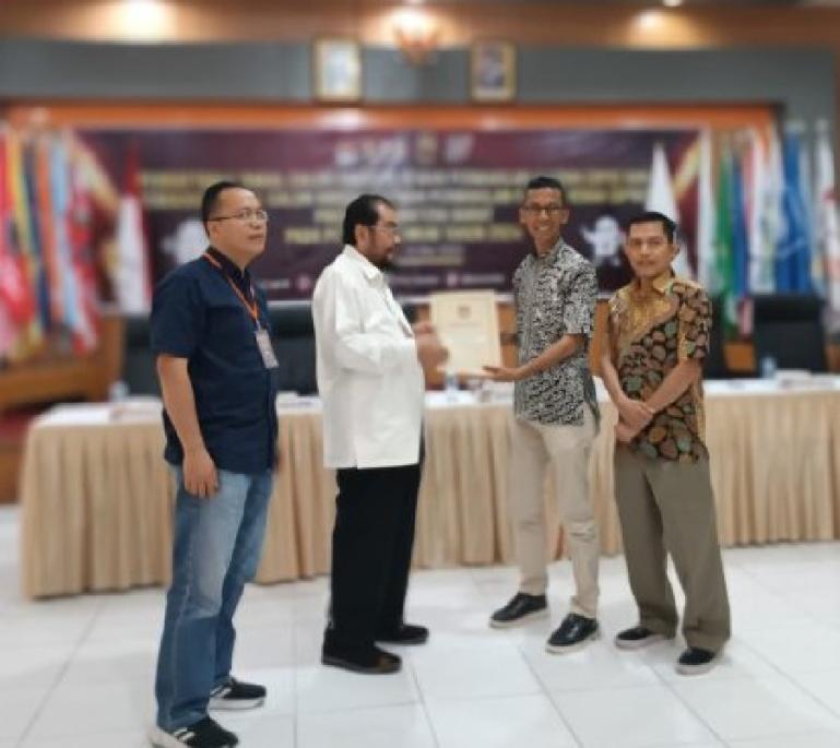 Incumbent anggota DPD RI asal Sumbar, Leonardy menerima berita acara (BA) tanda terima pencalonan anggota DPD RI dari KPU Sumbar, Selasa (9/5). (Dok : Istimewa)
