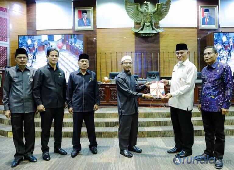 Wakil Ketua DPRD Sumbar, Irsyad Safar serahkan hasil rekomendasi DPRD atas LKPJ 2022 kepada Gubernur Mahyeldi, Jumat (12/5). (Dok : Istimewa)