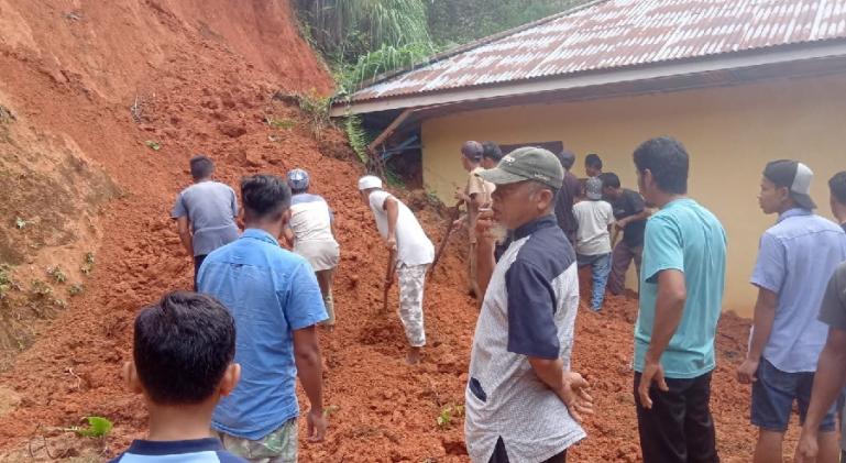 Proses pembersihan material longsor secara manual di Jorong Mawar, Nagari Lubukjantan, Lintau Buo Utara, Rabu (3/5) . (Dok : Istimewa)