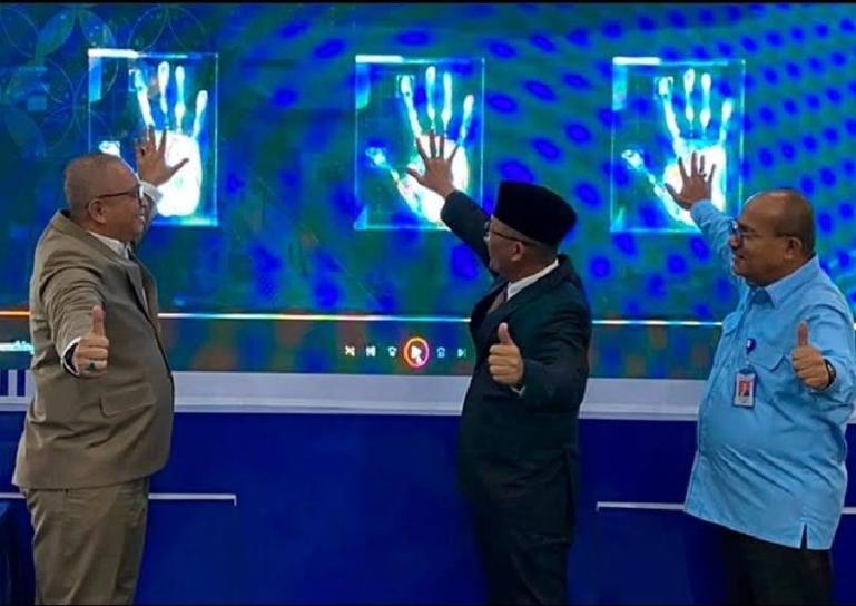 Direktur Keuangan Sania Putra, Wali Kota Padang Hendri Septa dan Sekko Padang Andree Harmadi Algamar saat prosesi peluncuran di Rumah Dinas Wali Kota Padang, Senin (22/5). (Dok : Istimewa)