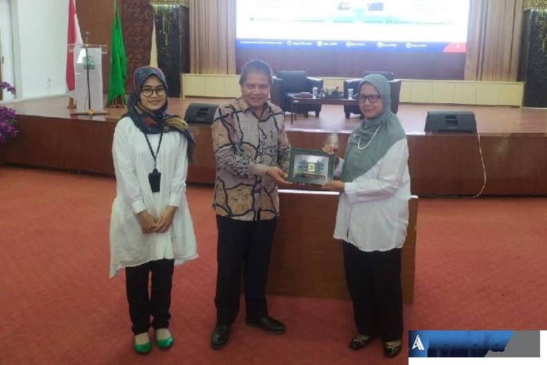 Wakil Rektor IV Unand Dr Hefrizal Handra MSoc menyerahkan cenderamata kepada Kepala BPKP Perwakilan Sumbar Dessy Adin MM MSi saat Kuliah Umum di Convention Hall Unand, Selasa (9/5). (Foto  : Fajril)