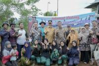 Gubernur Mahyeldi bersama tim penilai penghargaan Satyalencana dan anggota Kelompok Tani Bukit Gompong Sejahtera. (Dok : Istimewa)