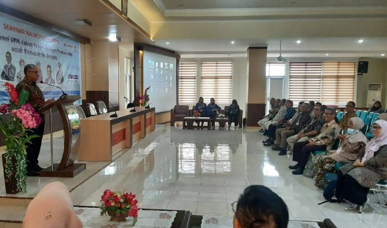 Direktur Sekolah Pascasarjana Universitas Andalas Prof Nursyirwan Effendi saat seminar hybrid di Ruang Seminar Lantai 3 Gedung Pascasarjana Unand, Jumat (19/5). (Dok : Istimewa)
