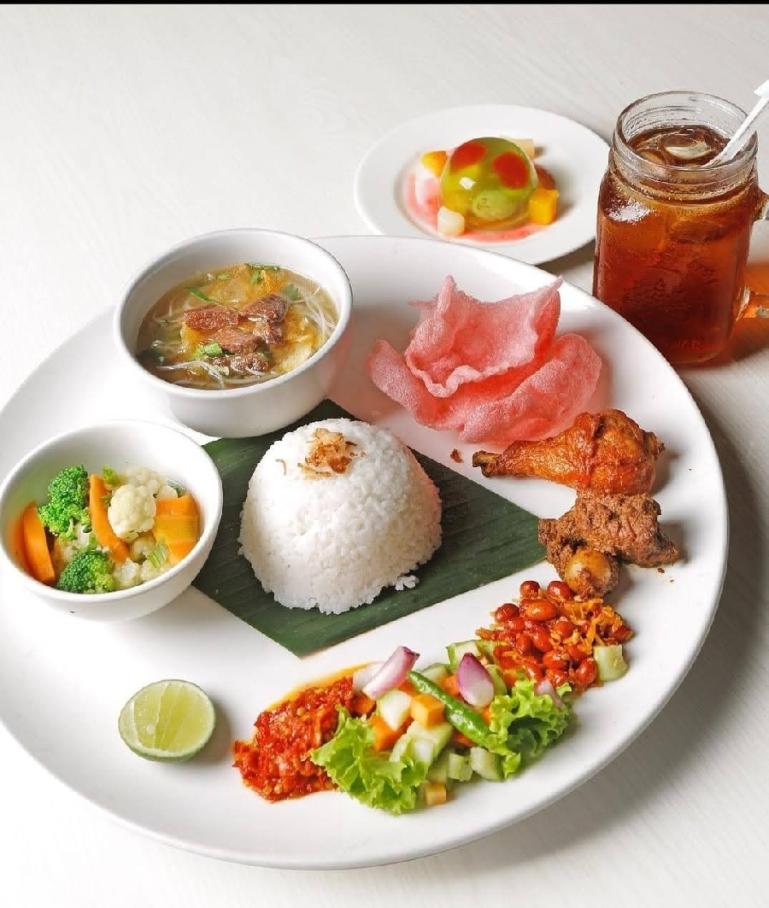 Nasi campur Mercure, satu dari tiga menu makan siang 