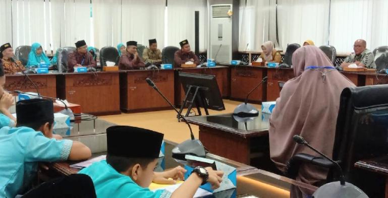 Ketua DPRD Sumbar, Supardi ketika menerima puluhan siswa dan guru dari SD Al Huffaz Kota Payakumbuh, berkunjung ke DPRD Sumbar, Senin pagi (29/5). (Dok : Istimewa)