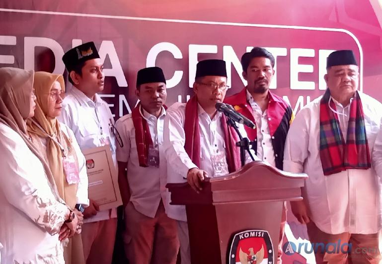 Sekretaris DPD Gerindra Sumbar, Evi Yandri Rajo Budiman dan pengurus menjawab pertanyaan wartawan setelah mendaftar ke KPU Sumbar, Minggu (14/5). (Foto : Arzil)