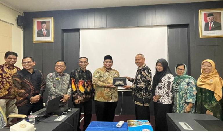 Bupati Padangpariaman Suhatri Bur dan Direktur Politeknik ATK Yogyakarta Sugiyanto teken MoU peningkatan SDM pelaku UMKM di Padangpariaman, Jumat (19/5). (Dok : Istimewa)