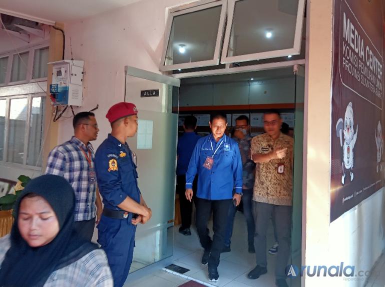 Ketua DPW PAN Sumbar, Indra Datuak Rajo Lelo meninggalkan aula kantor KPU Sumbar setelah selesai mendaftarkan bacaleg partainya ke KPU tersebut, Jumat sore (12/5). (Foto : Arzil)
