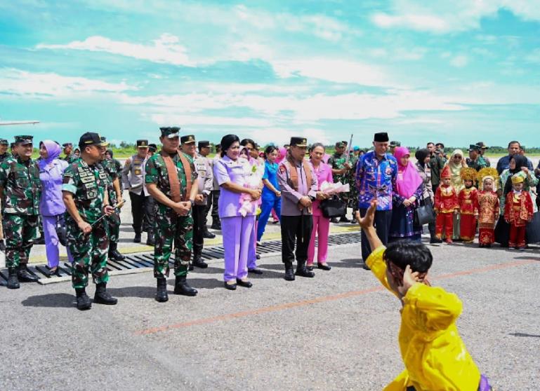 Gubernur Sumbar Mahyeldi sambut kedatangan Panglima TNI Laksamana Yudo Margono dan Kapolri Jenderal Polisi Listyo Sigit Prabowo beserta rombongan di BIM Padangpariaman, Jumat (19/5). (Dok : Istimewa)