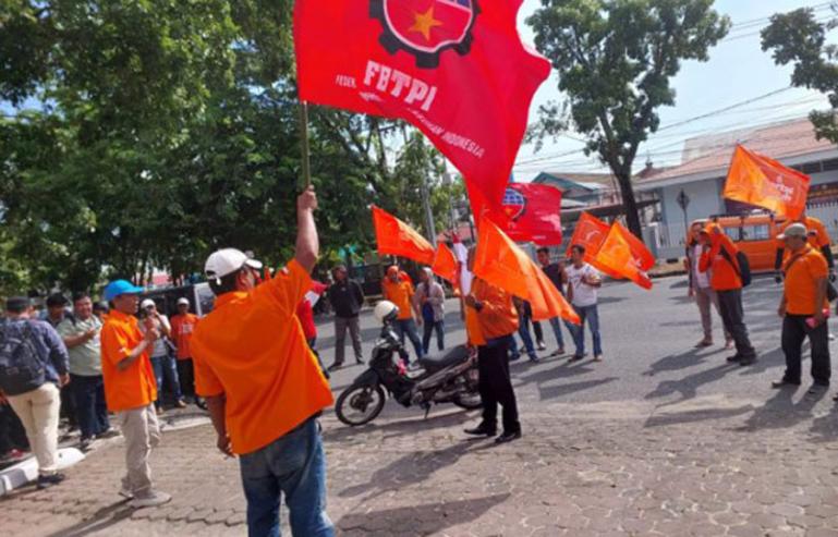 Para pekerja dari berbagai asosiasi buruh gelar aksi peringatan May Day di depan gedung DPRD Sumbar, Senin, (1/5). (Dok : Istimewa)