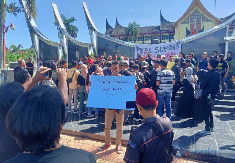 Para wartawan di Sumbar gelar demo di depan Kantor Gubernur Sumbar, Rabu siang (Foto : Arzil)