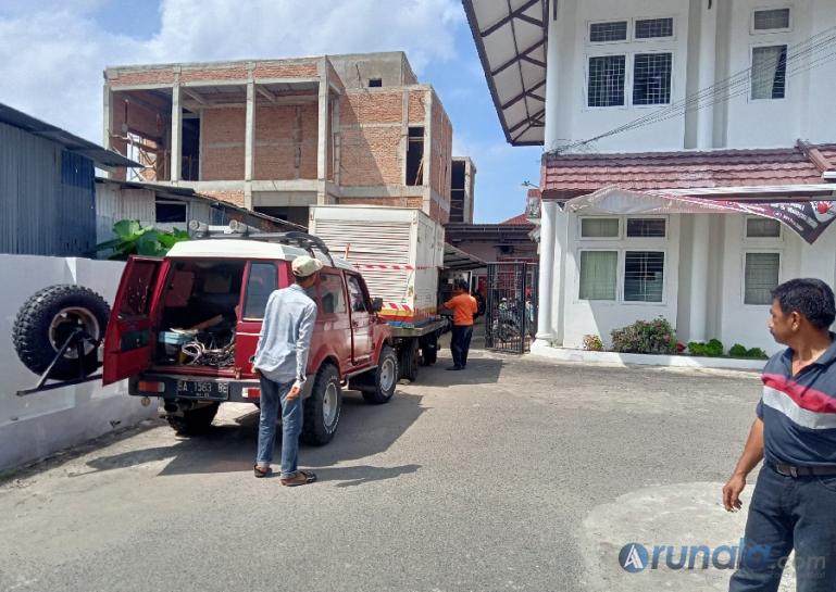 Petugas dari PLN sedang memasang genset bergerak di KPU Sumbar untuk antisipasi matinya aliran listrik saat proses pendaftaran calon yang berlangsung hingga Minggu (14/5). (Foto : Arzil)