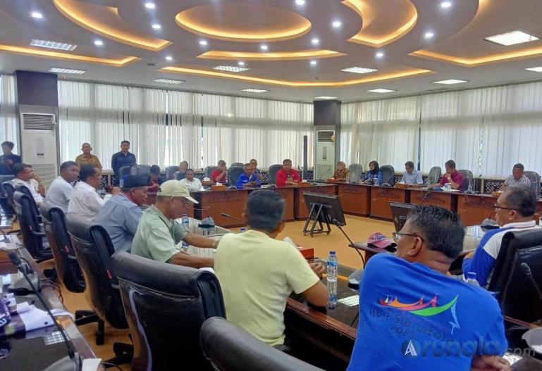 Para pekerja dari beberapa asosiasi buruh di Sumbar mengadu ke DPRD Sumbar terkait masih adanya dugaan praktik monopoli TKBM di Pelabuhan Teluk Bayur, Selasa (2/5). (Foto : Arzil)