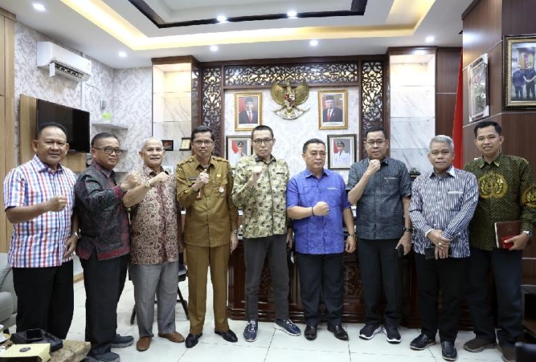 Sekretariat DPRD Sumbar Raflis saat menerima kunjungan Anggota Banmus DPRD Jambi di ruangannya Senin (8/5). (Dok : Istimewa)