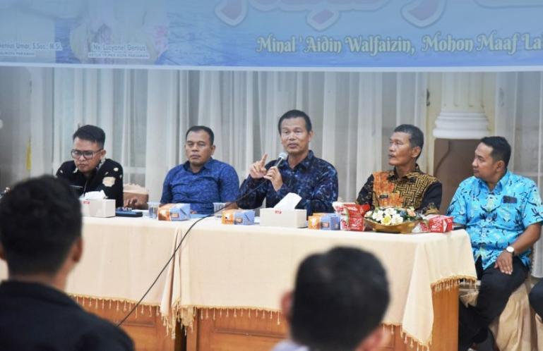 Wali Kota Pariaman, Genius Umar paparkan rencana pemkonya membuat 1.000 tangki septik individual dan MCK/Jamban 2023 kepada peserta sosialisasi, Kamis, (4/5).  (Dok : Istimewa)