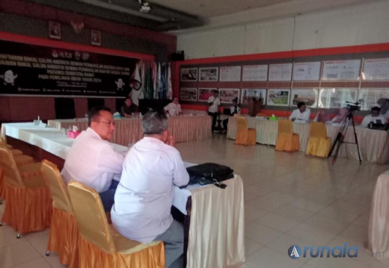 Bakal calon DPD RI, Irman Gusman sempat terganggu di KPU Sumbar, karena lampu mati, Kamis pagi (11/5). (Foto : Arzil)