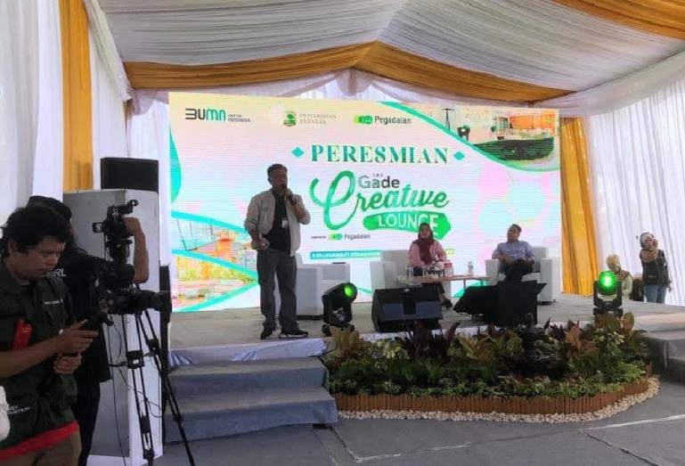 Division Head Pegadaian Corporate University, Arifmon SE MH menyajikan materi saat Talkshow Pengembangan Karir di Era Digital di pelataran parkir Perpustakaan Unand, Rabu (24/5).  (Dok : Istimewa)
