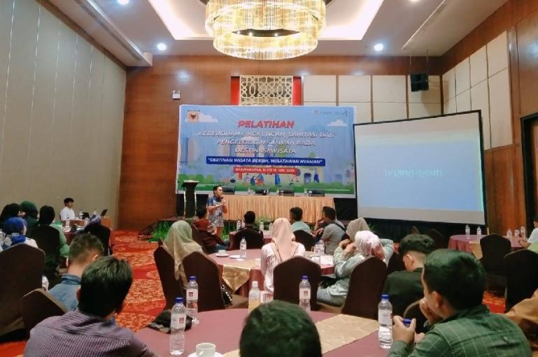 Pegiat Pariwisata Sumbar Joni Mardianto SS MPar (tengah) saat memberikan materi pada Pelatihan Kebersihan Lingkungan, Sanitasi dan Pengelolaan Sampah Pada Destinasi Wisata di Batusangkar. (Dok : Istimewa)