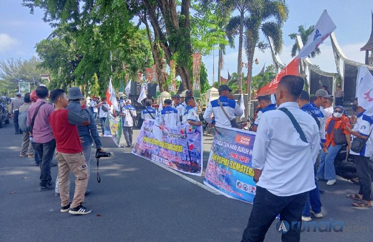 Anggota FSPMI Sumbar saat lakukan aksi unjuk rasa peringatan hari May Day di depan kantor Gubernur Sumbar, Senin (1/5). (Foto : Arzil)