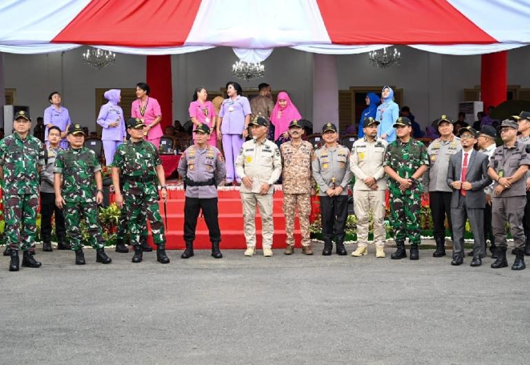 Panglima TNI, Laksamana Yudo Margono bersama Kapolri Jenderal Pol Listyo Sigit Prabowo dan Gubernur Sumbar Mahyeldi saat membuka secara resmi Latsitarda Nusantara ke-43 tahun 2023 di Istana Gubernur Sumbar, Jumat (19/5). (Dok : Istimewa)