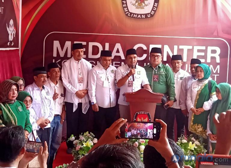 Wakil ketua DPW PKB Sumbar, Firdaus jelaskan kepada wartawan soal PKB Sumbar targetkan kursi pimpinan DPRD Sumbar bisa didapat, Sabtu (13/5). (Foto : Arzil)