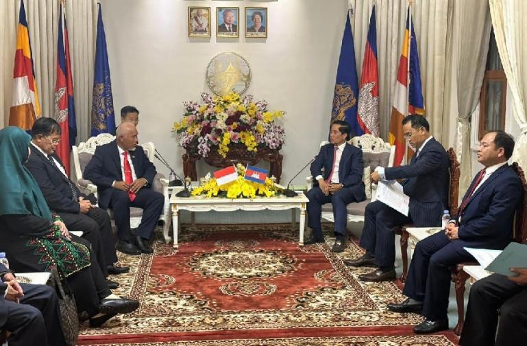 Gubernur Sumbar Mahyeldi bersama rombongan lakukan pembicaraan sister province dengan PM Kamboja Samdech Techo Hun Sen itu, di Kamboja beberapa waktu lalu. (Dok : Istimewa)