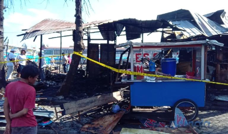 Puing-puing puluhan lapak pkl di pelataran parkir bangunan Matahari lama Padang, yang hangus terbakar, Rabu pagi (17/5). (Foto : Derizon)