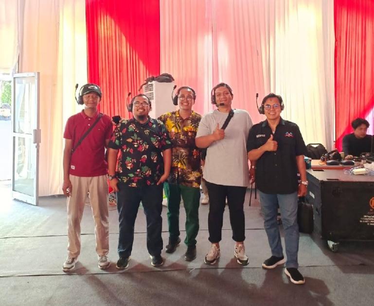 EO Planner di bawah PT Amanah Triwania Wisata, Joni Mardianto dan tim jelang puncak Hari Lansia Nasional di Dharmasraya, Senin (29/5). (Dok : Istimewa)