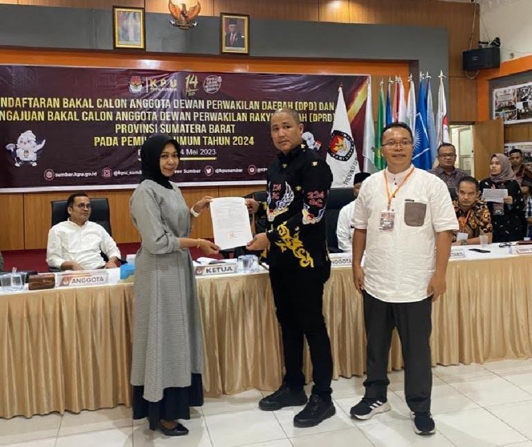 Bakal calon DPD Yonder WF Alvarent terima BA tanda terima pendaftaran Ketua KPU Sumbar Yanuk Sri Mulyani. Yonder jadi calon pertama setelah dokumen pendaftarannya diterima penyelenggaraan pemilu ini, Jumat (5/5). (Dok : Istimewa)