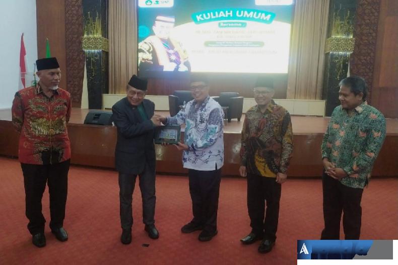 Yang Di-Pertua Dewan Negara Pengasas/Pengurusi Yayasan Budi Malaysia YB Sen, Tan Sri Dato Seri Utama Dr Rais Yatim menerima cenderamata dari Rektor Unand Prof Dr Yuliandri SH MH. Turut disaksikan Gubernur Sumbar Mahyeldi Ansharullah. (Foto : Fajril)