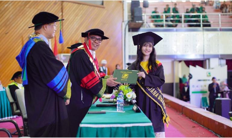 Prosesi Wisuda III tahun 2023 di Auditorium Unand, Sabtu (20/5). (Dok : Istimewa)