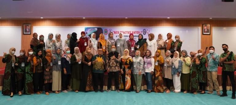 Foto bersama usai pembukaan Pelatihan NICU Practice di Auditorium RSUP M Djamil, Sabtu (13/5). (Dok : Istimewa)