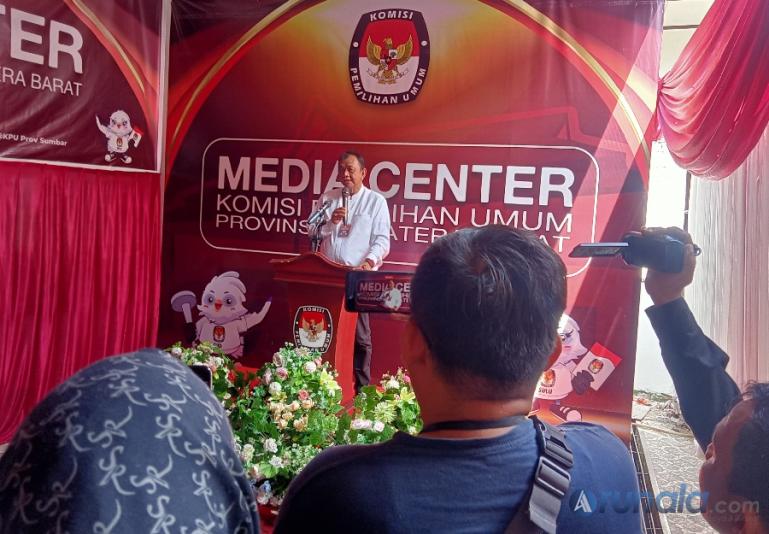 Bakal calon DPD RI, Hendra Irwan Rahim sampai alasan dirinya maju DPD kepada sejumlah wartawan di KPU Sumbar, Jumat (12/5). (Foto : Arzil)