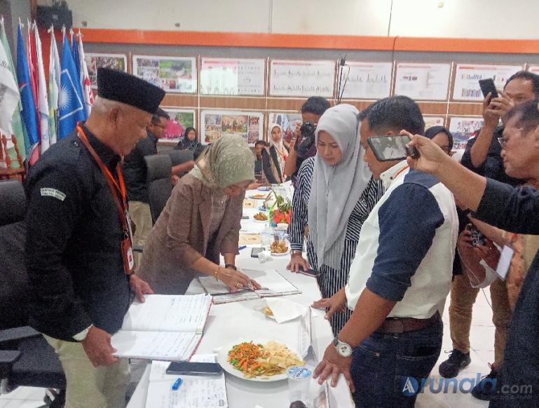 Ketua KPU Sumbar Yanuk Sri Mulyani disaksikan Anggota Bawaslu Sumbar, Nurhaida Yetty dan lainnya, memberikan garis merah pada buku registrasi pendaftaran tanda ditutupnya tahapan pendaftaran bagi balon DPD dan bacaleg dari parpol, Minggu (14/5) tengah mal