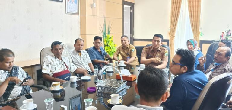 Sekkab Padangpariaman, Rudy Repenaldi Rilis bersama pengurus PWI di kabupaten itu saat lakukan dialog, Senin (29/5). (Dok : Istimewa)