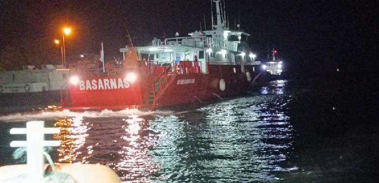 Kapal Basarnas Mentawai lakukan pencarian warga yang tenggelam akibat perahunya terbalik di Sungai Sarereket Desa Madobag Kecamatan Siberut Selatan Kabupaten Kepulauan Mentawai, Senin (8/5) dini hari. (Dok : Istimewa)