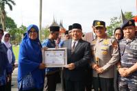 Sekprov Sumbar, Hansastri serahkan penghargaan pada sekolah yang berprestasi pada peringatan Hari Pendidikan Nasional tingkat Sumbar, di Padang, Selasa (2/5). (Dok : Istimewa)
