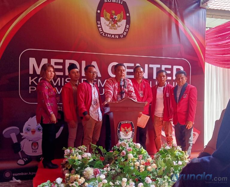 Ketua DPW PSI Sumbar, Sukma Trianda Putra dan pengurusnya saat di KPU Sumbar, Minggu (14/5). (Foto : Arzil)