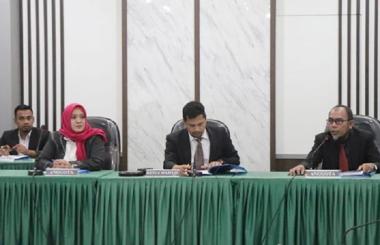 Majelis sidang KI Sumbar dalam persidangan SIP antara Dharmansyah dengan PT Telkomsel, Jumat (5/5). (Dok : Istimewa)