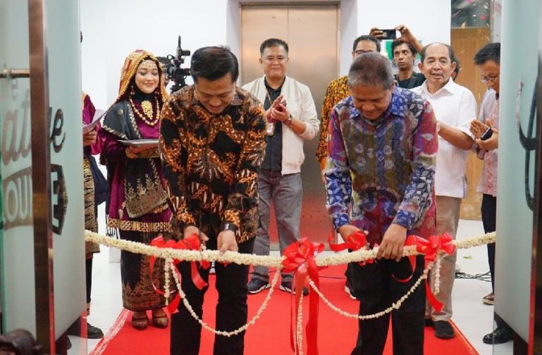 Prosesi pengguntingan pita dilakukan Wakil Rektor IV Unand Dr Hefrizal Handra MSoc dan Direktur Jaringan, Operasi dan Penjualan PT Pegadaian Eka Pebriansyah saat peresmian The Gade Creative Lounge Unand, Rabu (24/5). (Dok : Istimewa)