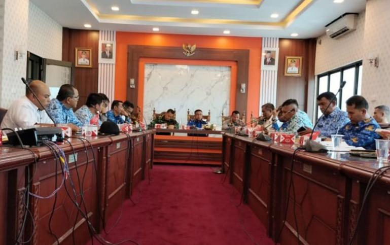 Kasatpol PP Kota Pariaman Alfian pimpin rapat persiapan penyambutan kegiatan Latsitardanus di ruang rapat wali kota, Rabu (17/5). (Dok : Istimewa)