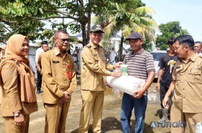 Wali Kota Pariaman, Genius Umar secara simbolis serahkan bantuan bibit cabai kepada salah satu kelompok tani yang ada di kota itu, Selasa (9/5). (Dok : Istimewa)